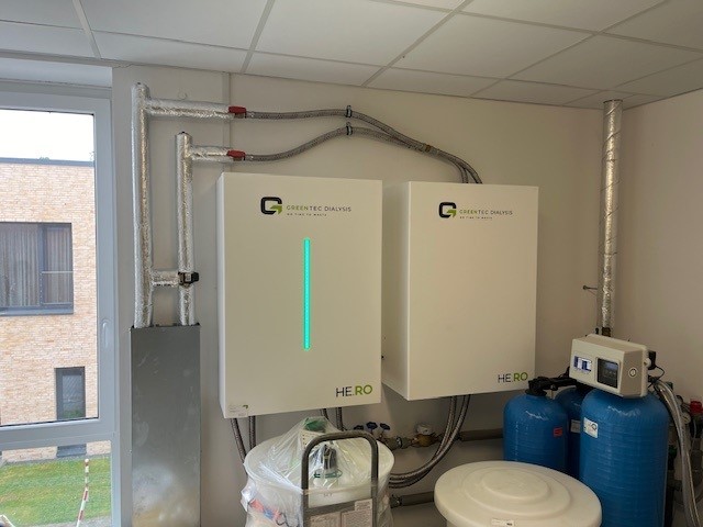 Zwei an der Wand hängende HE.RO-Installationen mit Schläuchen und Rohren im Technikraum eines Dialysezentrums